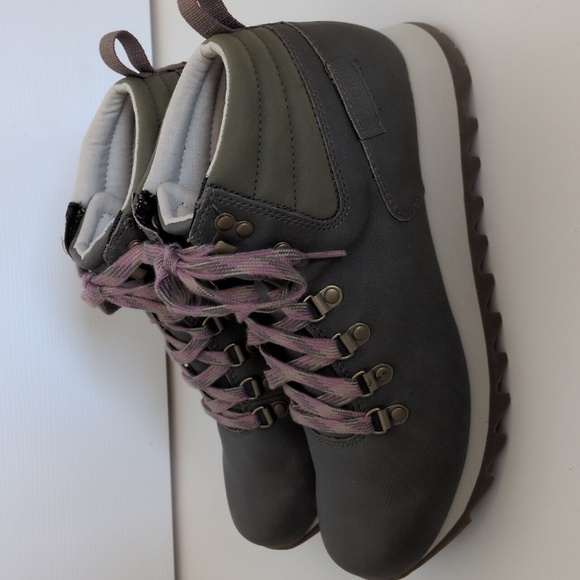 NWOT Merrell Alpine Hiking Boot - Olive - 9 - Picture 3 of 9